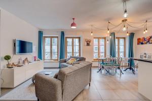 un soggiorno con divano e tavolo di Stay Swiss - 3 bedrooms Apartment in old town "Broadway" & " By the River" a Porrentruy