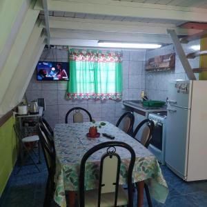 Il comprend une cuisine équipée d'une table, de chaises et d'un réfrigérateur. dans l'établissement Cabañas en Koslay, à Juana Koslay 