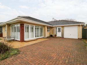 a house with a brick driveway in front of it at Haul a Gwynt in Holyhead