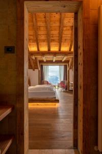 una camera con un letto in una stanza con una finestra di Casera Cornolera a Chies dʼAlpago