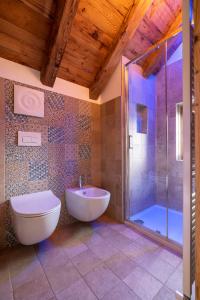 y baño con bañera, aseo y ducha. en Casera Cornolera en Chies dʼAlpago