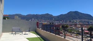 a balcony with two chairs and a view of a city at Nuevo Loft completo 34 Corferias Movistar Arena Campin HOST-MI in Bogotá