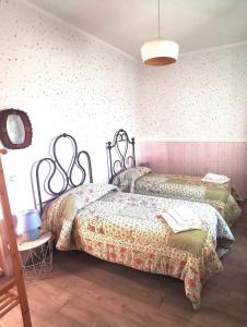 1 dormitorio con 2 camas y mesa en Historic family house en Montefiascone