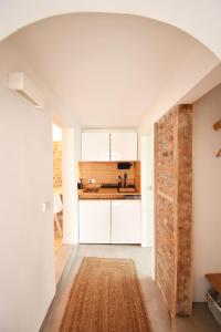 a kitchen with white cabinets and a brown rug at SWEET HOME in Meerbusch bei Messe Düsseldorf in Meerbusch