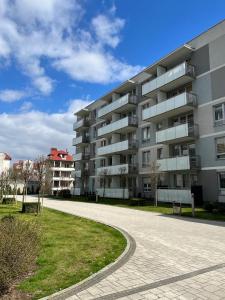 um grande edifício de apartamentos com uma entrada curva em Kapart City em Rzeszów