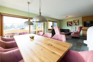 Televízia a/alebo spoločenská miestnosť v ubytovaní Wellness Aparthotel "Lechlife" incl Pool - 400m zum LIFT