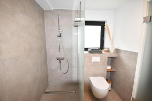 a bathroom with a shower and a toilet at SWEET HOME in Meerbusch bei Messe Düsseldorf in Meerbusch