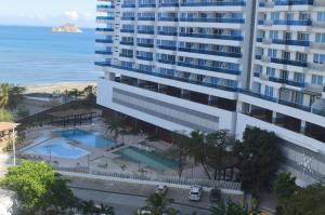 una vista aérea de un edificio y del océano en Apartamento Reserva del Mar, en Santa Marta