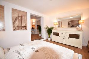a bedroom with a white bed and a mirror at SWEET HOME in Meerbusch bei Messe Düsseldorf in Meerbusch