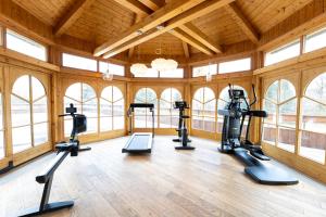 Posilňovňa alebo fitness centrum v ubytovaní Wellness Aparthotel "Lechlife" incl Pool - 400m zum LIFT