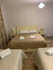 ein Schlafzimmer mit 2 Betten und Handtüchern darauf in der Unterkunft Mebo House in Kutaissi