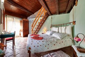 サン・ジョヴァンニ・ビアンコにあるB&B Adelcheの木製の天井のベッドルーム1室(大型ベッド1台付)