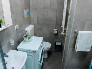 een kleine badkamer met een toilet en een wastafel bij Comfortable Apartment Unirii Square - CAL3B in Boekarest