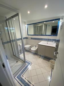 A bathroom at Attico Fronte Mare nel Borgo di Celle Ligure
