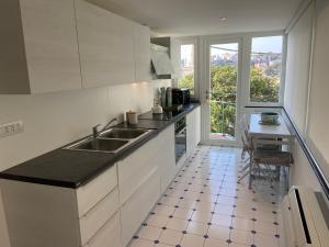 A kitchen or kitchenette at Attico Fronte Mare nel Borgo di Celle Ligure Még 8 kép