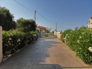 a walkway leading to a house with flowers at Villa Anna Rebecca in Pesádha
