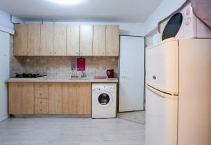 Η κουζίνα ή μικρή κουζίνα στο Apartments Petah Tiqwa