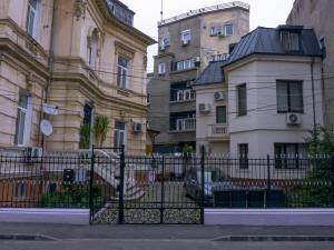 een smeedijzeren hek voor gebouwen bij Comfortable Apartment Unirii Square - CAL3B in Boekarest