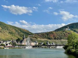 a small town on the shore of a river at KL Moselboote - Hausboot Neptun in Bernkastel-Kues