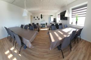 a room with tables and chairs in a room with at Fælleshuset Kirkebakken in Otterup