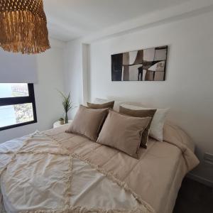 ein weißes Schlafzimmer mit einem großen Bett mit Kissen in der Unterkunft Temponorte Salta II in Salta + 13 Fotos