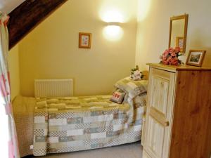 A bed or beds in a room at Featherstone Cottage