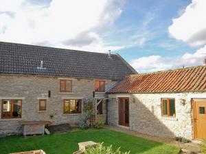 an old stone house with a garden in front of it at Featherstone Cottage in Pickering