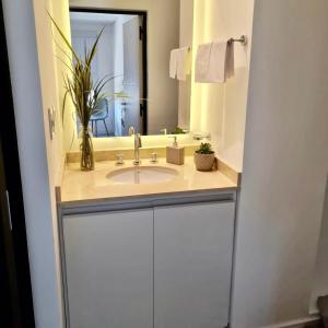 ein Badezimmer mit Waschbecken und Spiegel in der Unterkunft Temponorte Salta II in Salta