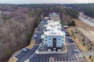 vista aerea di un edificio con parcheggio di TownePlace Suites by Marriott Raleigh - University Area a Raleigh