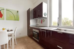 uma cozinha com um lavatório e um fogão em Milano- Darsena and Navigli Area! Cozy APT! em Milão