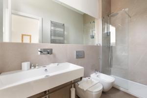 uma casa de banho com um lavatório, um WC e um chuveiro em Milano- Darsena and Navigli Area! Cozy APT! em Milão
