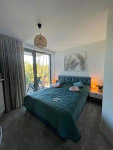 En eller flere senge i et værelse på Apartamenty Pobierowo Pinea MAX