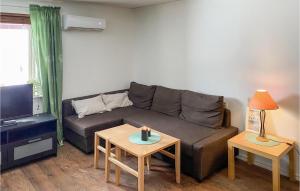 Posezení v ubytování 1 Bedroom Stunning Apartment In Sommen