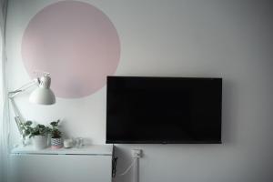 TV a/nebo společenská místnost v ubytování Ajami Guest House