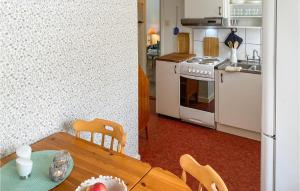 Kuchyň nebo kuchyňský kout v ubytování 1 Bedroom Stunning Apartment In Sommen