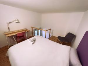 Postel nebo postele na pokoji v ubytování Ajami Guest House