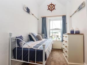 - une chambre avec un lit, une fenêtre et une commode dans l'établissement Honeymoon Cottage, à Bideford