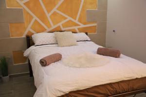 een bed met twee kussens erop bij Marina room in Akko