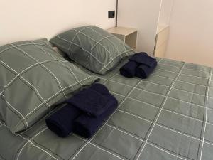 un letto con due guanti e due cuscini sopra di L’émeraude a Liegi