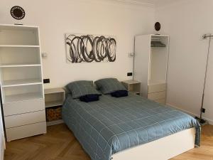 1 dormitorio con 1 cama y estanterías en una habitación en L’émeraude en Lieja