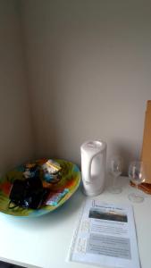 einen Teller mit Essen auf einem Tisch mit zwei Gläsern in der Unterkunft Room with a view in Newry