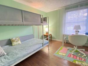 1 dormitorio con literas, escritorio y silla en Entire house/wifi/private/cozy/escape/Muskoka lake, en Bracebridge