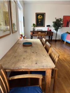 Uma área de estar em Charming City Townhouse