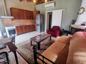 een woonkamer met een bank en een tafel bij Thalia's Stone house in Ipsilándis