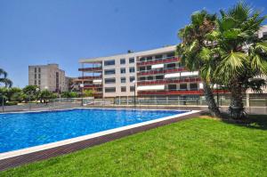 a large swimming pool in front of a building at Vacaciones Cambrils sol Park in Cambrils