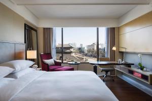Postel nebo postele na pokoji v ubytování JW Marriott Dongdaemun Square Seoul