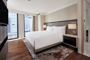 Postel nebo postele na pokoji v ubytování JW Marriott Dongdaemun Square Seoul