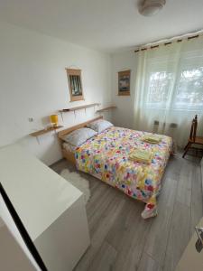 ein Schlafzimmer mit einem Bett und einem Tisch darin in der Unterkunft Riviera in Rijeka