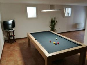 una mesa de billar con pelotas en una habitación en Billiard House, en Romano D'Ezzelino