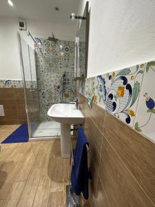 uma casa de banho com um lavatório e um chuveiro em Maiolica House em Cefalù